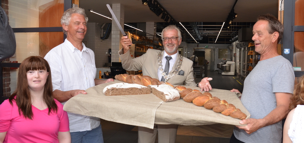 Burgemeester Bruinooge opent Fermento bakkerij